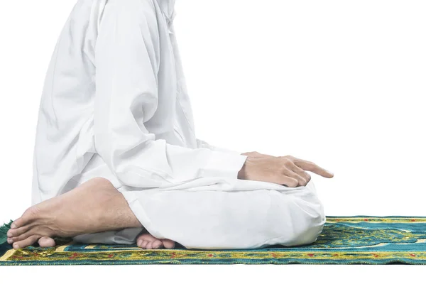 Vista Perto Homem Muçulmano Uma Posição Oração Salat Tapete Oração — Fotografia de Stock