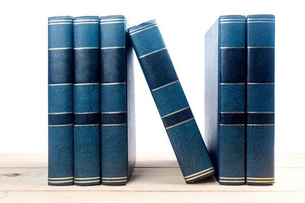 Rij Boeken Een Houten Tafel Met Witte Achtergrond — Stockfoto