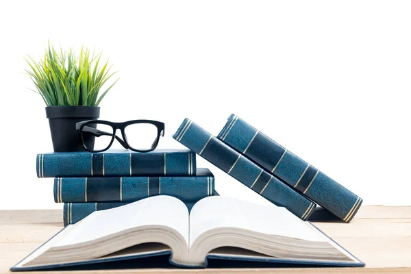 Close Weergave Van Het Geopende Boek Houten Tafel Met Witte — Stockfoto