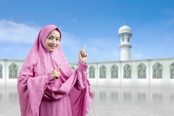 Asian Muslim Woman Veil Pointing Something Mosque Empty Area Copy — Stock Photo, Image