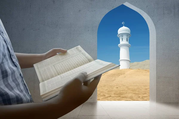 Homme Musulman Debout Lisant Coran Sur Mosquée — Photo