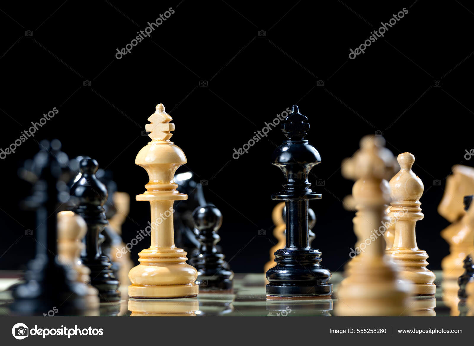 Bispo negro contra figuras de xadrez no fundo do tabuleiro fecha a