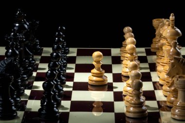 Satranç tahtasındaki siyah arkaplanlı satranç taşları