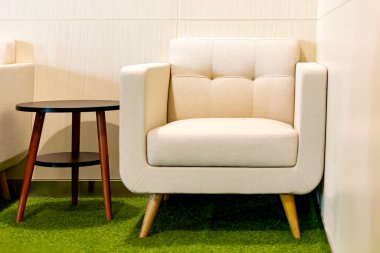 Yuvarlak masa, modern odada kanepe.