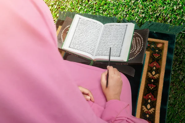 Muslim Woman Veil Sitting Prayer Rug Reading Quran Outdoor — Stock Photo, Image
