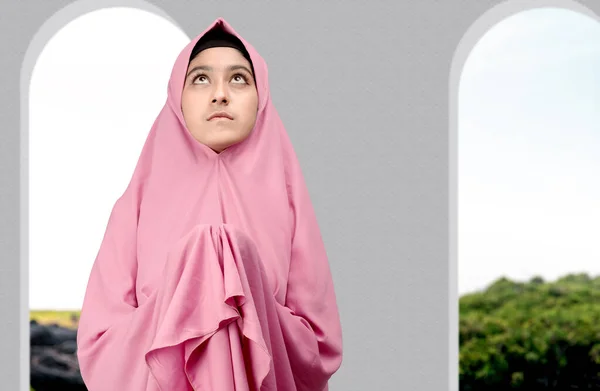 立ち上がりながら手を上げ モスクで祈りながらベールに身を包んだアジア系ムスリム女性 — ストック写真