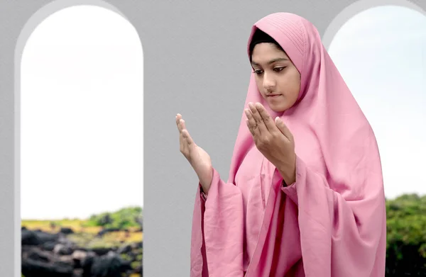 Wanita Muslim Asia Dengan Kerudung Berdiri Sambil Mengangkat Tangan Dan — Stok Foto