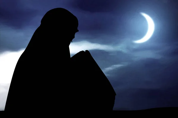 Sylwetka Muzułmanki Welonie Siedzącej Modlącej Się Tle Sceny Nocnej — Zdjęcie stockowe