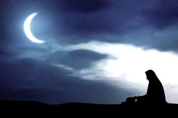 Silhouet Van Moslimvrouw Een Sluier Zittend Koran Lezend Met Nachtscene — Stockfoto