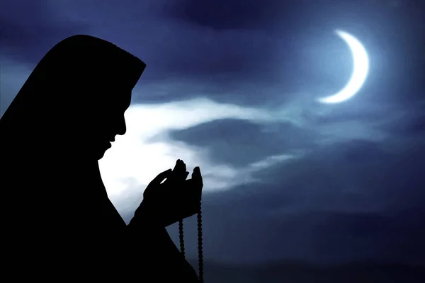 Силуэт Мусульманской Женщины Молящейся Четками Руках Фоне Ночной Сцены — стоковое фото