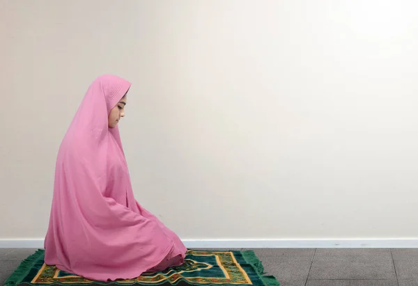 Ασιάτισσα Μουσουλμάνα Γυναίκα Πέπλο Στάση Προσευχής Salat Φόντο Λευκό Τοίχο — Φωτογραφία Αρχείου