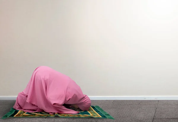 Asian Muslim Woman Veil Praying Position Salat White Wall Background — Stock Photo, Image