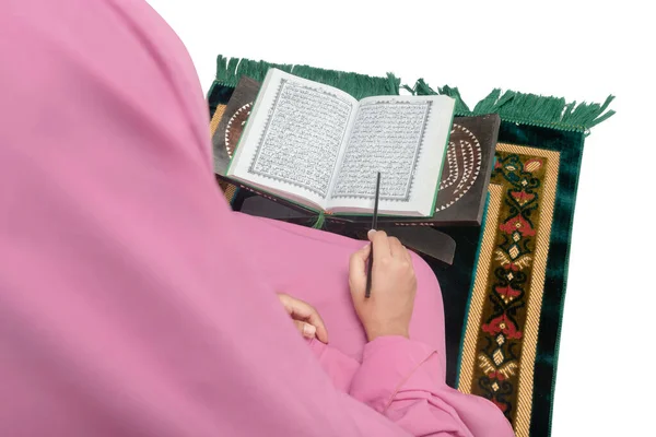 Femme Musulmane Voilée Assise Sur Tapis Prière Lisant Coran Isolé — Photo