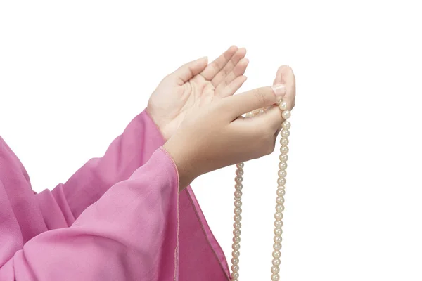 穆斯林妇女双手拿着祈祷珠子祈祷 与白人背景隔离 — 图库照片