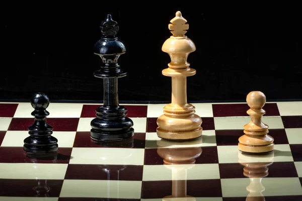 Zwarte Pion Koningsschaakstuk Staand Gezicht Bruine Koning Pion Schaakstuk Het — Stockfoto