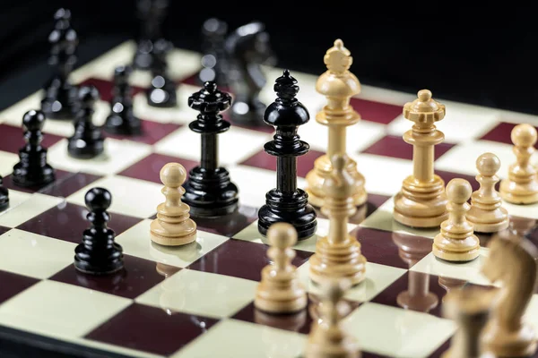 Schackpjäser Schackbrädet Med Svart Bakgrund — Stockfoto
