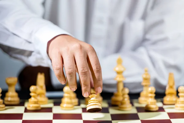 Närbild Affärsmannen Som Spelar Schack — Stockfoto
