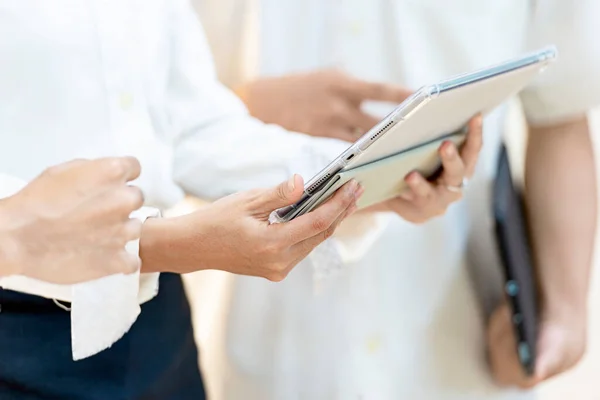 Empresario Con Una Tableta Discutiendo Negocios Lugar Trabajo —  Fotos de Stock