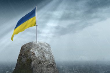 Yağmurlu arka planda dalgalanan Ukrayna bayrağı