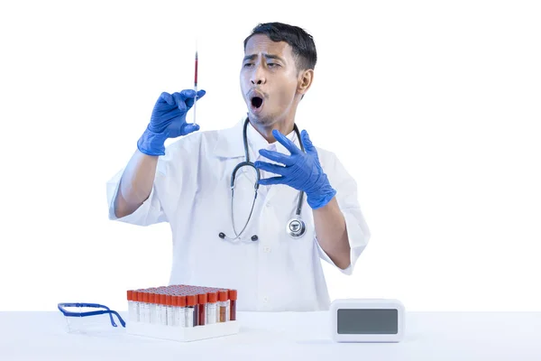 Asian Nerd Scientist Standing Holding Syringe Medical Tube Rack Desk — Stock Photo, Image