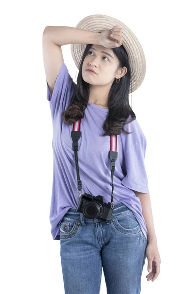 Mujer Asiática Con Sombrero Cámara Pie Con Expresión Infeliz Aislado —  Fotos de Stock