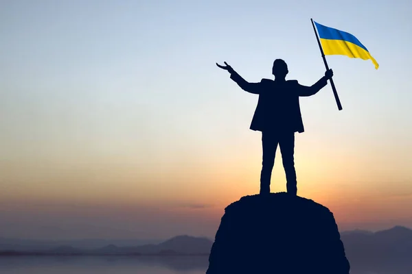 Silhueta Empresário Segurando Bandeira Ucrânia Com Fundo Nascer Sol — Fotografia de Stock