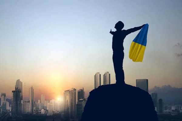 Silhueta Empresário Segurando Bandeira Ucrânia Com Fundo Nascer Sol — Fotografia de Stock