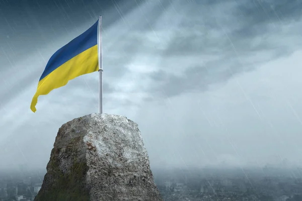 우크라이나 비오는 배경으로 흔들며 깃발을 흔들다 — 스톡 사진