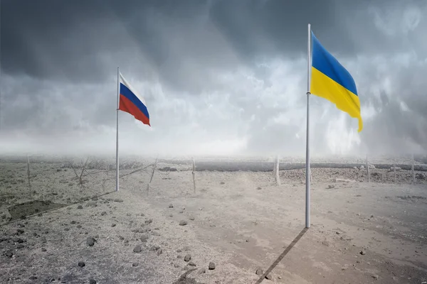 Bandeira Ucrânia Bandeira Russa Acenando Com Fundo Céu Dramático — Fotografia de Stock