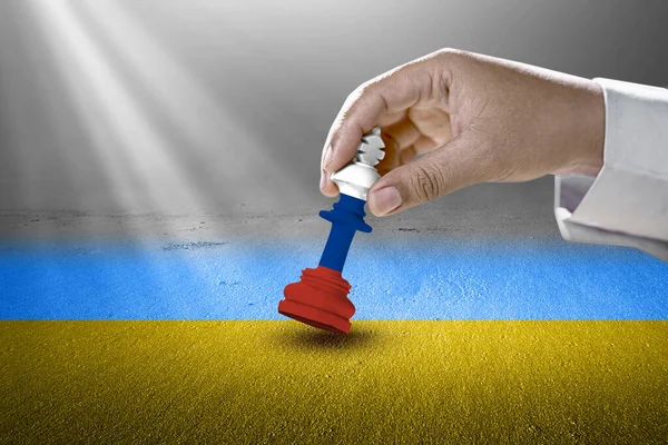 Людська Рука Тримає Шахового Короля Російським Прапором Українському Полі — стокове фото