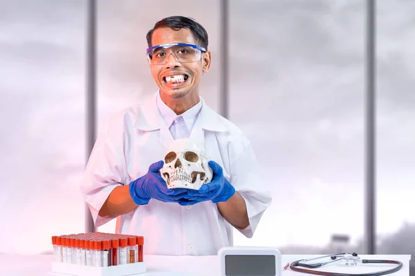 Asijský Šprt Vědec Stojící Drží Lebku Hlavu Stetoskopem Lékařské Trubice — Stock fotografie