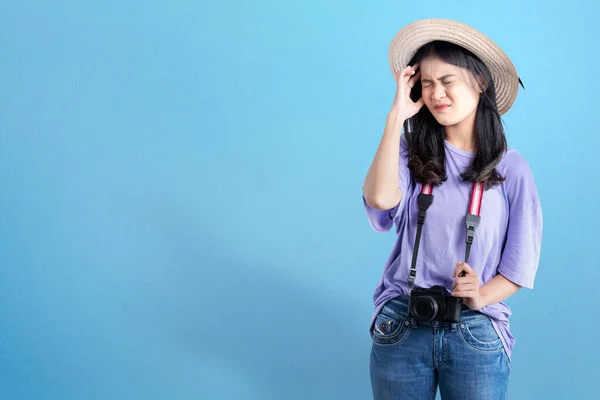 Şapkalı Kameralı Asyalı Kadın Mutsuz Bir Yüz Ifadesi Renkli Bir — Stok fotoğraf