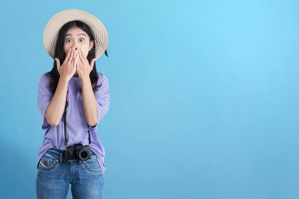 Aziatische Vrouw Met Hoed Camera Staan Met Geschokte Uitdrukking Met — Stockfoto