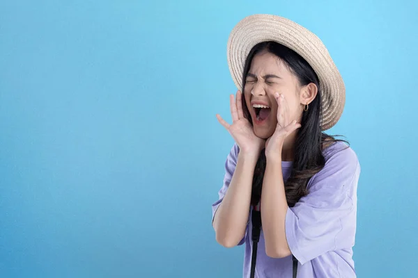 Asian Woman Hat Camera Yelling Something Colored Background — Stock Photo, Image