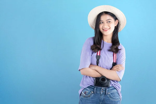 Şapkalı Kameralı Asyalı Kadın Renkli Arka Planda Duruyor — Stok fotoğraf