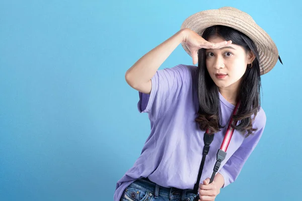 Femme Asiatique Avec Chapeau Caméra Regardant Quelque Chose Avec Fond — Photo