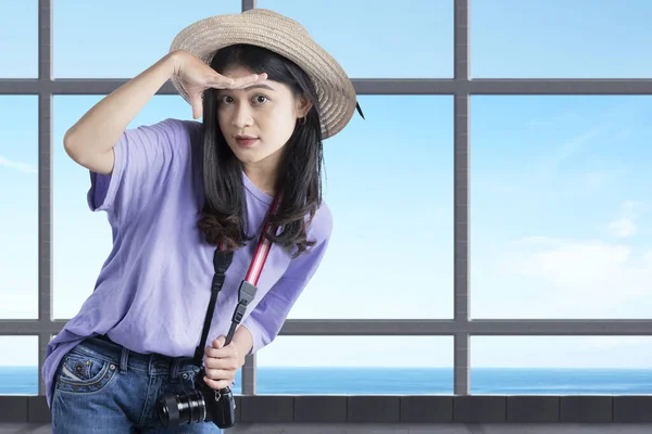 Femme Asiatique Avec Chapeau Une Caméra Regardant Quelque Chose Intérieur — Photo