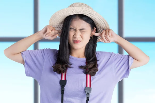 Asiatisk Kvinna Med Hatt Och Kamera Stängde Öronen Med Ett — Stockfoto