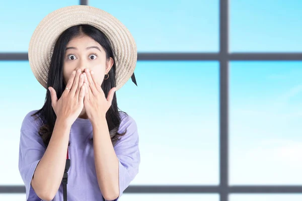 Aziatische Vrouw Met Een Hoed Camera Staan Met Een Geschokte — Stockfoto