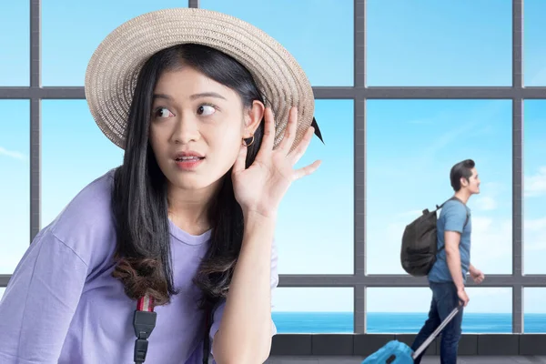 Şapkalı Kameralı Asyalı Bir Kadın Elinde Mavi Gökyüzü Arka Planına — Stok fotoğraf