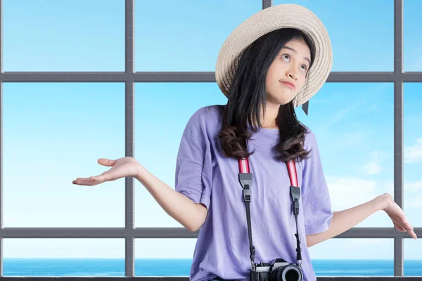 Femme Asiatique Avec Chapeau Une Caméra Debout Intérieur Bâtiment Avec — Photo
