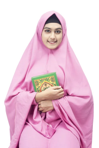 Aziatisch Moslim Vrouw Een Sluier Staan Houden Van Koran Geïsoleerd — Stockfoto