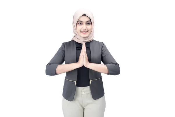 アジアのイスラム教徒女性でスカーフ立って挨拶ジェスチャー隔離された白い背景 — ストック写真