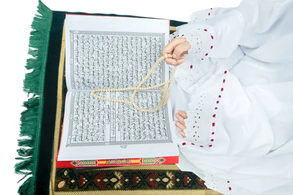 Femme Musulmane Dans Voile Assis Les Mains Levées Priant Avec — Photo