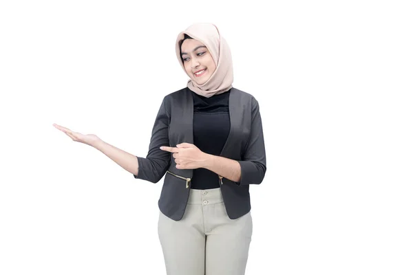 Asiatische Muslimin Mit Kopftuch Steht Mit Offener Handfläche Und Zeigt — Stockfoto