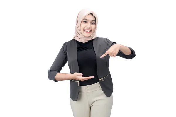 アジアのイスラム教徒女性でヘッドスカーフ立っていますオープン手のひらショー何かが白い背景に孤立 — ストック写真