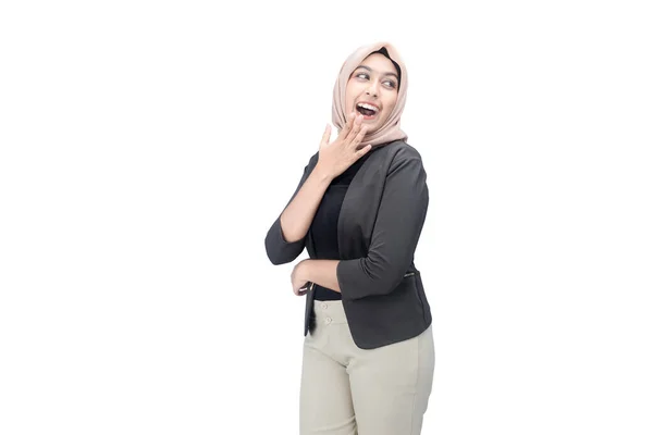 アジアのイスラム教徒女性でスカーフ笑って白い背景に孤立しました — ストック写真