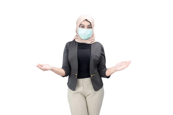 Mulher Muçulmana Asiática Lenço Cabeça Usando Uma Máscara Facial Com — Fotografia de Stock