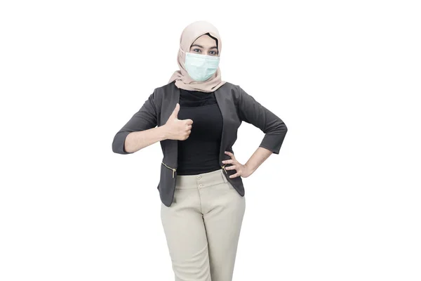 Türbanlı Asyalı Müslüman Bir Kadın Yüz Maskesi Takıyor Beyaz Arka — Stok fotoğraf