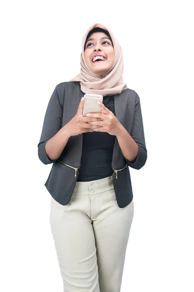 Азиатская Мусульманка Платке Мобильным Телефоном Белом Фоне — стоковое фото